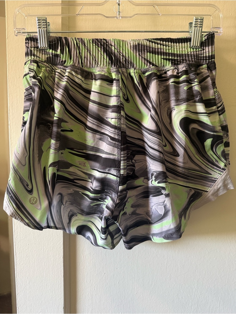 Limited Edition! Lululemon Hotty Hot HR shorts‎ Paint Glide Warp Multi/Chrome!
